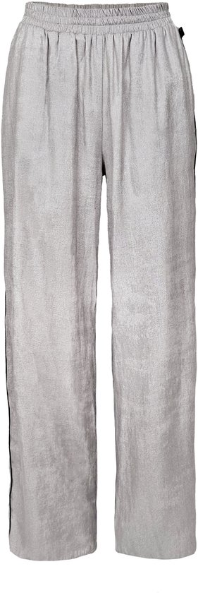 Rechte, wijde broek in zilvergrijs met glanzende stof en een zwarte bies aan de zijkant.