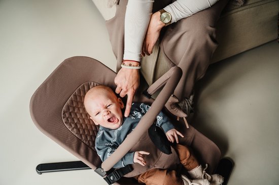 Titaniumbaby Wipstoel SOLID Suzy Lush Taupe inclusief speelboog van Titaniumbaby — afbeelding 5