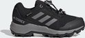 Zwarte wandelschoen voor kinderen met grijze zool, GORE-TEX logo, adidas Terrex logo en drie strepen.