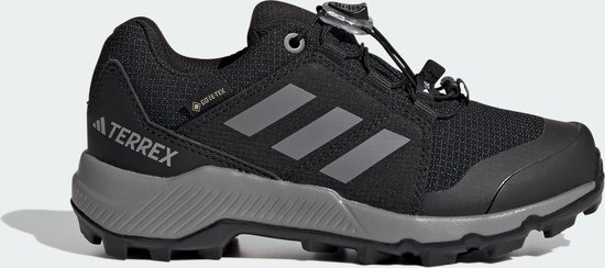Zwarte wandelschoen voor kinderen met grijze zool, GORE-TEX logo, adidas Terrex logo en drie strepen.