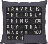 Travel Is The Only Thing You Buy - Sierkussen - 40 x 40 cm - Reis Quote - FlightBoard Stijl - Reizen / Vakantie - Reisliefhebbers - Reizigers - Voor op de bank/bed
