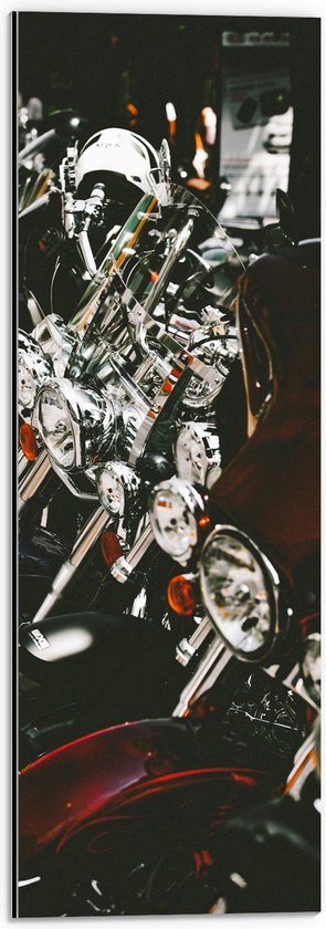 Dibond - Rij Koplampen van Motoren in Winkel - 20x60 cm Foto op Aluminium (Wanddecoratie van metaal)