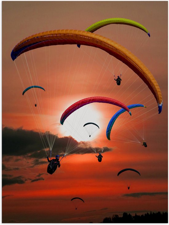 Poster Glanzend – Grote Groep Paragliders tijdens Roodkleurige Zonsondergang - 30x40 cm Foto op Posterpapier met Glanzende Afwerking