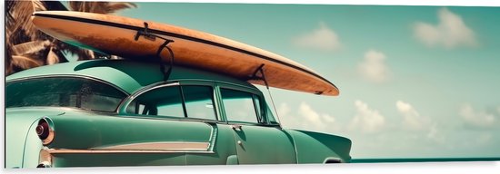 Dibond - Houten Surfplank op Dak van Blauwe Auto geparkeerd op het Strand - 120x40 cm Foto op Aluminium (Met Ophangsysteem)