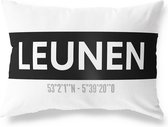 Tuinkussen LEUNEN - LIMBURG met coördinaten - Buitenkussen - Bootkussen - Weerbestendig - Jouw Plaats - Studio216 - Modern - Zwart-Wit - 50x30cm