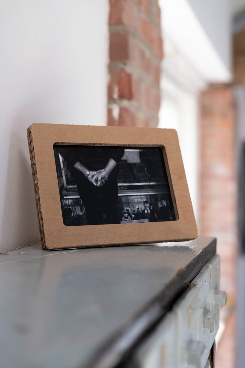 DMZK 30 stuks papieren fotolijsten, kleurrijke fotolijsten van karton met mini-houten klemmen en henneptouw, doe-het-zelf fotolijst, kartonnen set