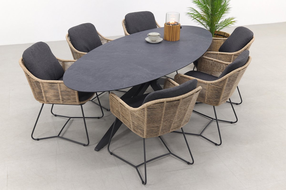 Tuinset met ovale tafel en 6 stoelen in naturel kleur.