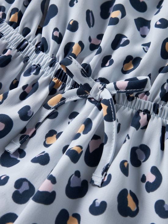 Detail van lichtblauw playsuit: luipaardprint, ceintuur met strik.