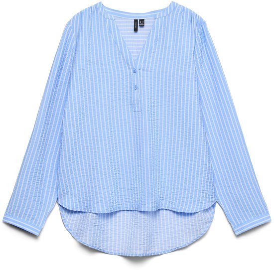 Chemise bleu clair à fines rayures blanches et boutons.