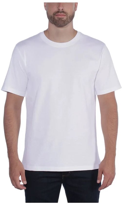 Man draagt een witte T-shirt met korte mouwen en ronde hals.