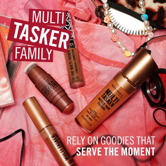 Collectie Rimmel London producten, waaronder Multi-Tasker Blush 'N' Brush sticks en foundations, met accessoires. Tekst: MULTI TASKER FAMILY. RELY ON GOODIES THAT SERVE THE MOMENT.