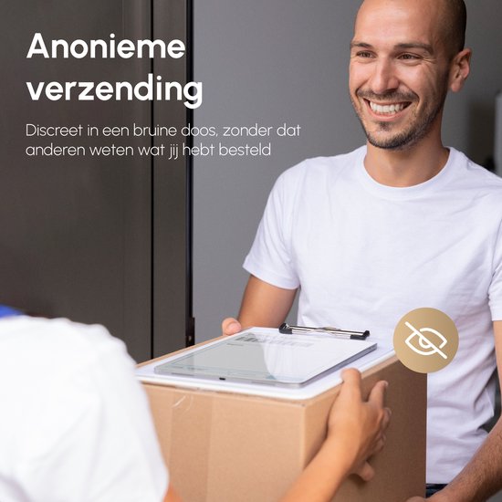Een koerier met een doos wisselt een pakket uit met een glimlachende man. Anonieme verzending.
