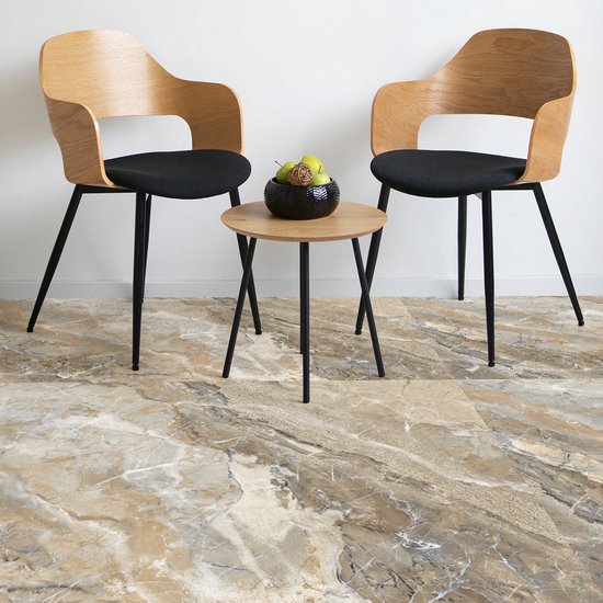 Twee stoelen met houten zitting en zwart zitvlak, staand op een lichtbruine marmeren vloer.