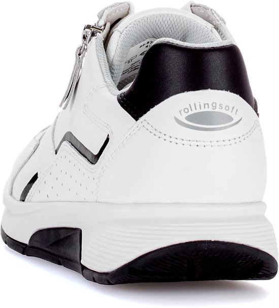 Achterkant van witte sneaker met zwarte hielkap en 'rollingsoft' logo.