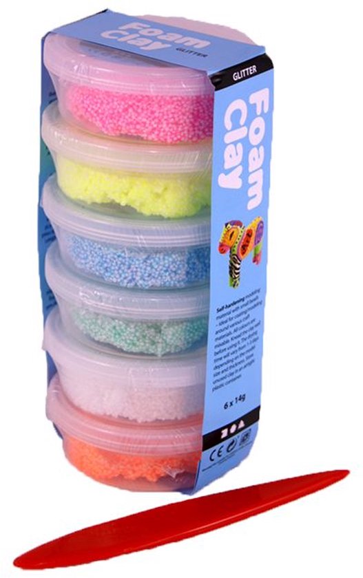Een verpakking met 6 potjes Foam Clay in pastelkleuren: roze, geel, lichtblauw, mintgroen, wit en oranje. Met een rood boetseerwerktuigje.