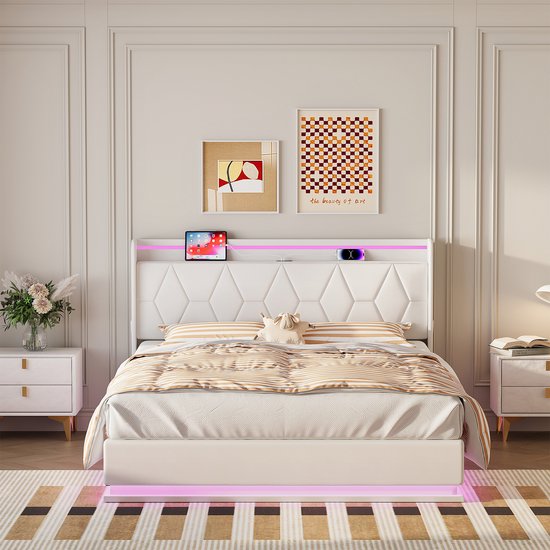 Lit blanc rembourré avec tête de lit géométrique, éclairage LED et linge de lit rayé.