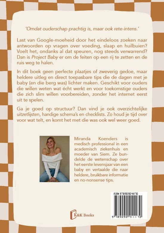 Vrouw met lang blond haar in witte trui en spijkerbroek, zittend op stoel.