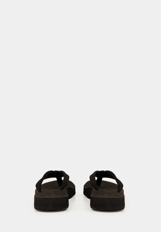 Achterkant van zwarte Reef slippers met dikke zolen.