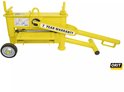 Gele klinkerknipper met duwhendel, metingen op het snijplatform en wielen. "7 YEAR WARRANTY" is zichtbaar.
