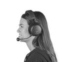 Zijprofiel van een vrouw met zwarte beyerdynamic MMX 150 gaming headset met microfoon.