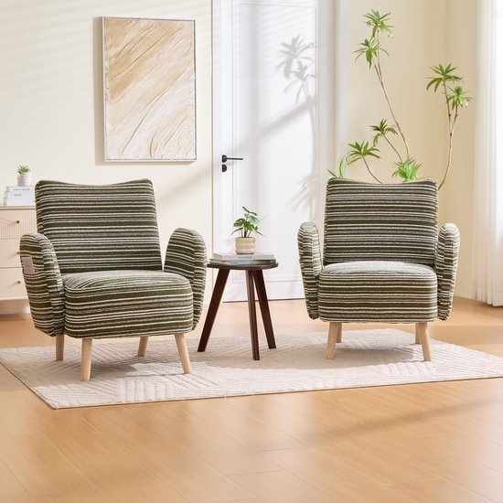 Twee stoelen met groene en witte strepen, houten pootjes, in een woonkamer.