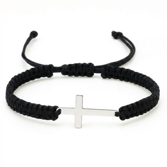 Bracelet tressé noir avec croix argentée, sur fond blanc.