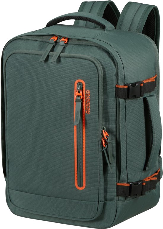 Groene rugzak met oranje accenten en American Tourister logo. Twee handgrepen bovenop en aan de zijkant.