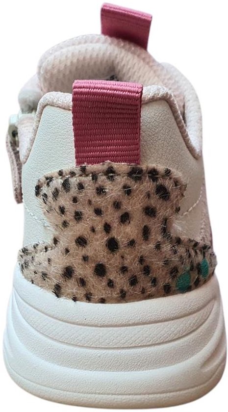 Achterkant van een lichte sneaker met luipaardprint detail op de hiel en roze lipjes.