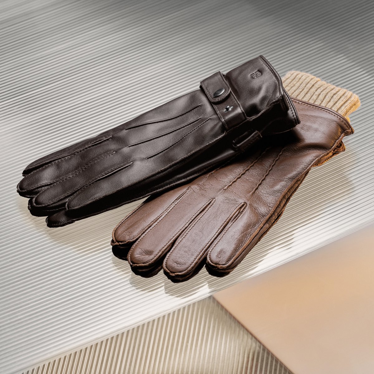 Donkerbruine Handschoenen van Schapenleer met Riem voor Touchscreens
