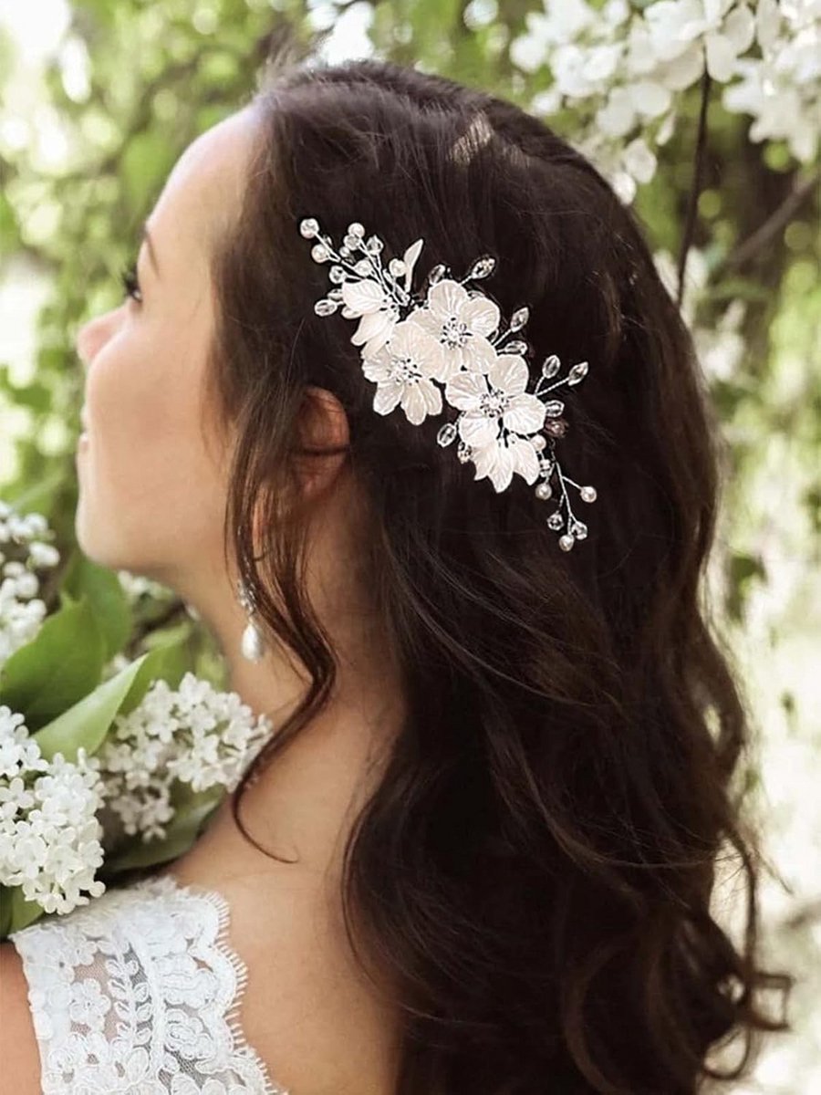 Bruidshaarspelden met witte bloemen, bladeren en strass steentjes