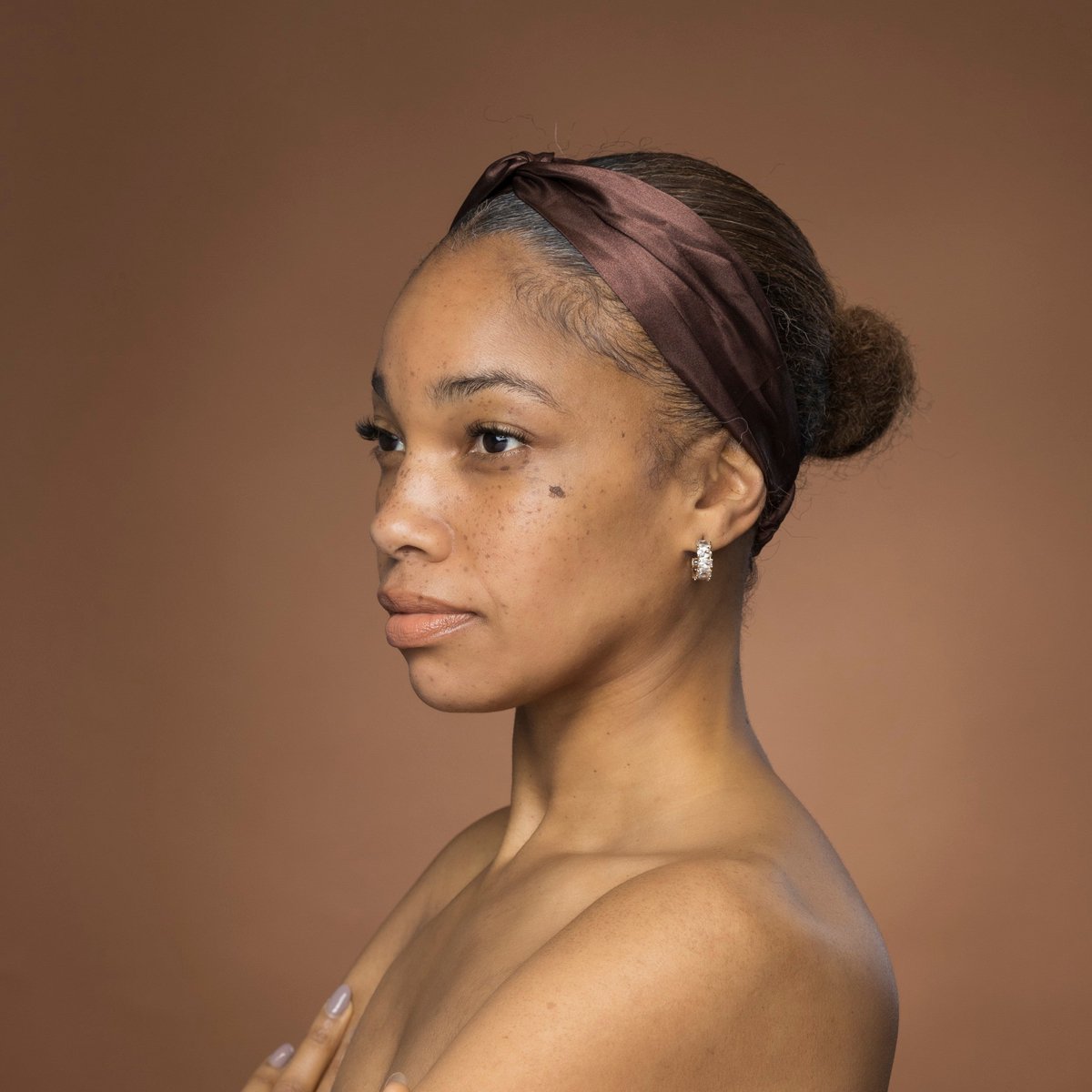 Bruin Satijnen Haarband met Twist - Hoofdband voor Volwassenen - Normaal - AfricanFabs®