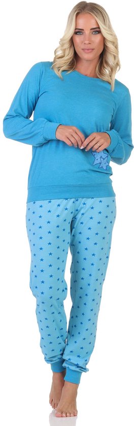 Lichtblauwe pyjamaset met lange mouwen en een sterrenprint. Een gedetailleerd ster-icoon op de linkerborst.