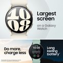 De Samsung Galaxy Watch6 met grootste scherm: een wit horloge met wijzerplaat '10:08'. Ernaast een groen horloge met sporthistorie.