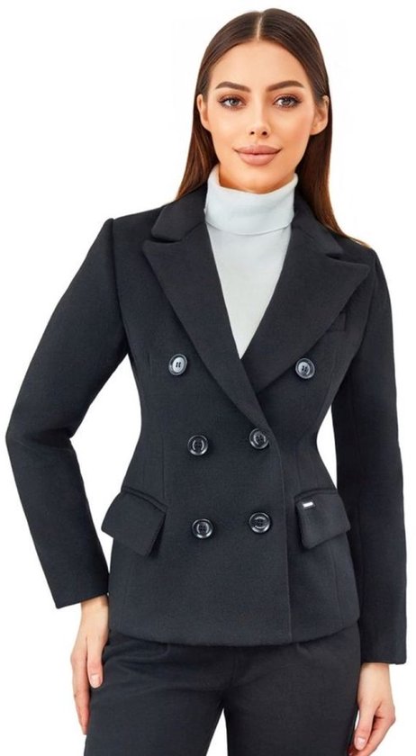 Getailleerde zwarte double-breasted blazer met opgestikte zakken en zes knopen, gedragen door een model met witte coltrui.