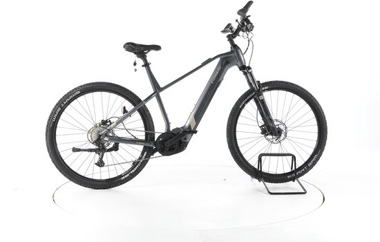 Grijze Conway e-mountainbike met Bosch middenmotor, grote wielen en demper.