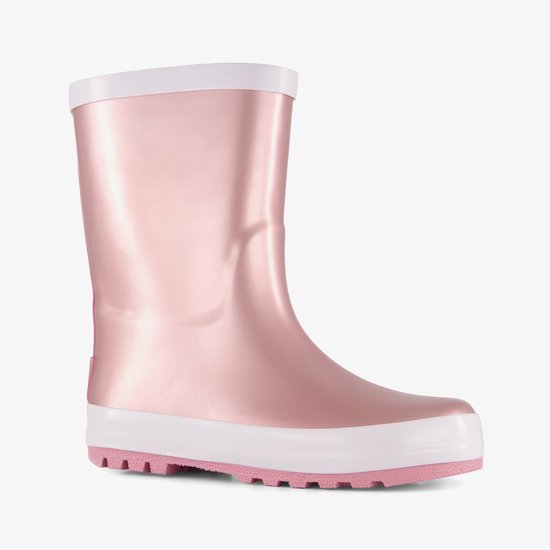 Botte de pluie rose métallique avec bords blancs et semelle extérieure rose crantée. La botte a un éclat distinctif.
