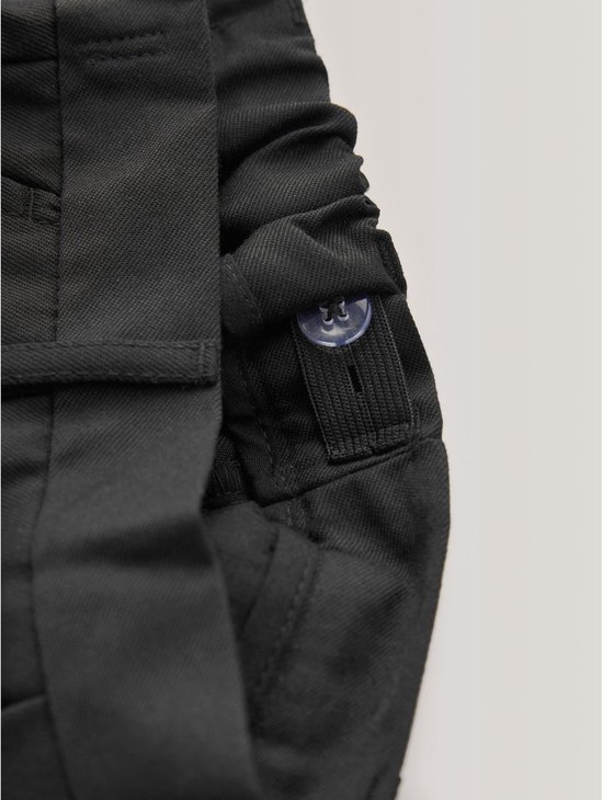 Detail van de elastische tailleband met knoopsluiting.