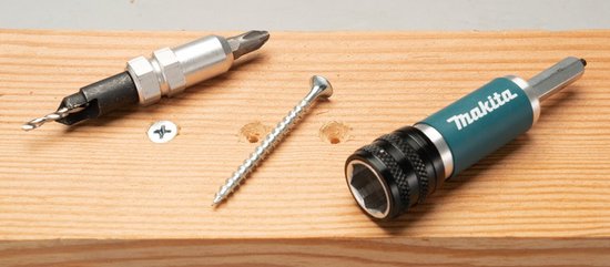 Makita quad driver bit, boor, schroef en schroefbit op houten plank.