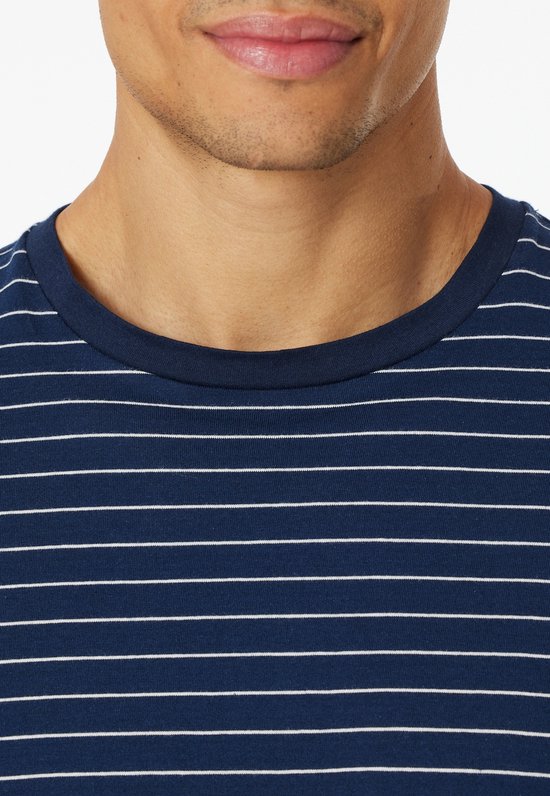 Donkerblauw pyjamashirt met fijne witte streepjes en ronde hals.