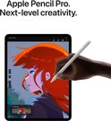 Apple Pencil Pro wordt gebruikt voor illustratie op een iPad Pro met 'Next-level creativity' tekst.