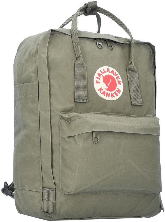 Groene Fjallraven Kanken rugzak met voorvak, rond logo en ritssluiting.