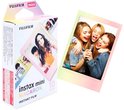 Fujifilm Instax Mini Macaron film verpakking met voorbeeld van drie lachende meisjes die een microfoon vasthouden.
