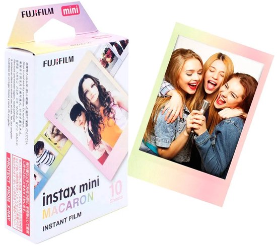 Fujifilm Instax Mini Macaron film verpakking met voorbeeld van drie lachende meisjes die een microfoon vasthouden.