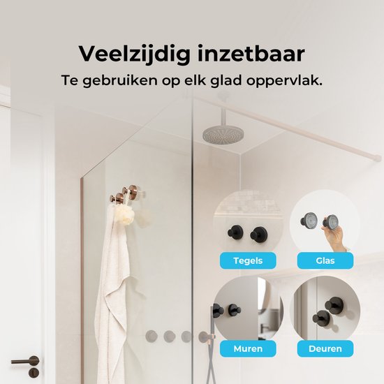 Badkamer accessoires op tegels, glas, muren en deuren met koperkleurige haken.