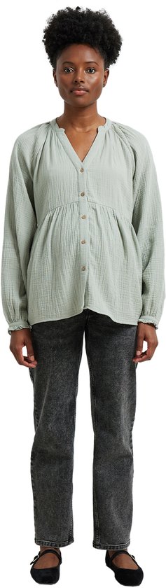 Mannequin portant une blouse vert pâle en coton gaufré, col en V, boutons et manches longues.