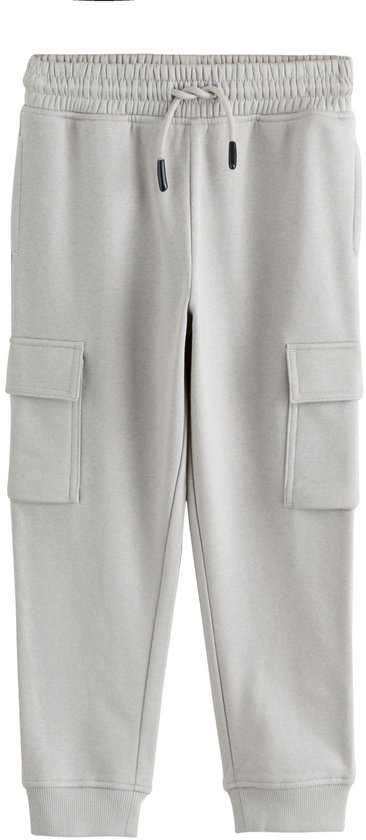 Lichtgrijze joggingbroek met cargo zakken, elastische tailleband en trekkoord met metalen uiteinden.