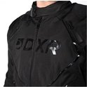Close-up van zwarte motorjas met DXR-logo, hexagon-textuur en glanzende accenten.