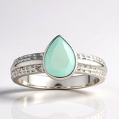 Zilveren ring met peervormige, lichtblauwe aqua chalcedoon van 0,95 ct. De ringband heeft een textuur.
