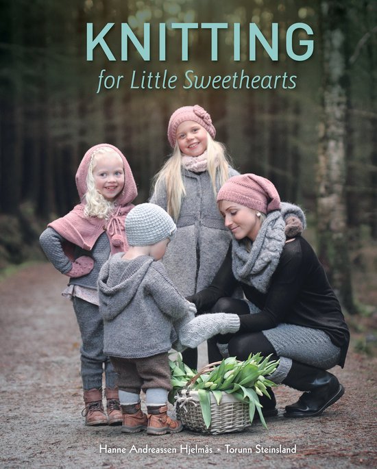Vier kinderen en een vrouw met gebreide kleding, genaamd 'Knitting for Little Sweethearts'.