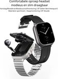 Zwarte smartwatch met metalen band, zwarte oordopjes in een open dock en een scherm met de tijd.